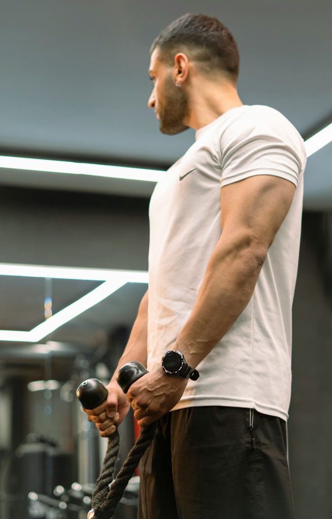 man-exercising-with-a-cable-machine-in-gym-ki13shkszxg